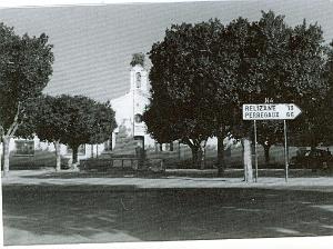 FERRY L EGLISE ET LE MONUMENT AUX MORTS